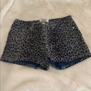 Vintage leopard print stretchy denim shorts